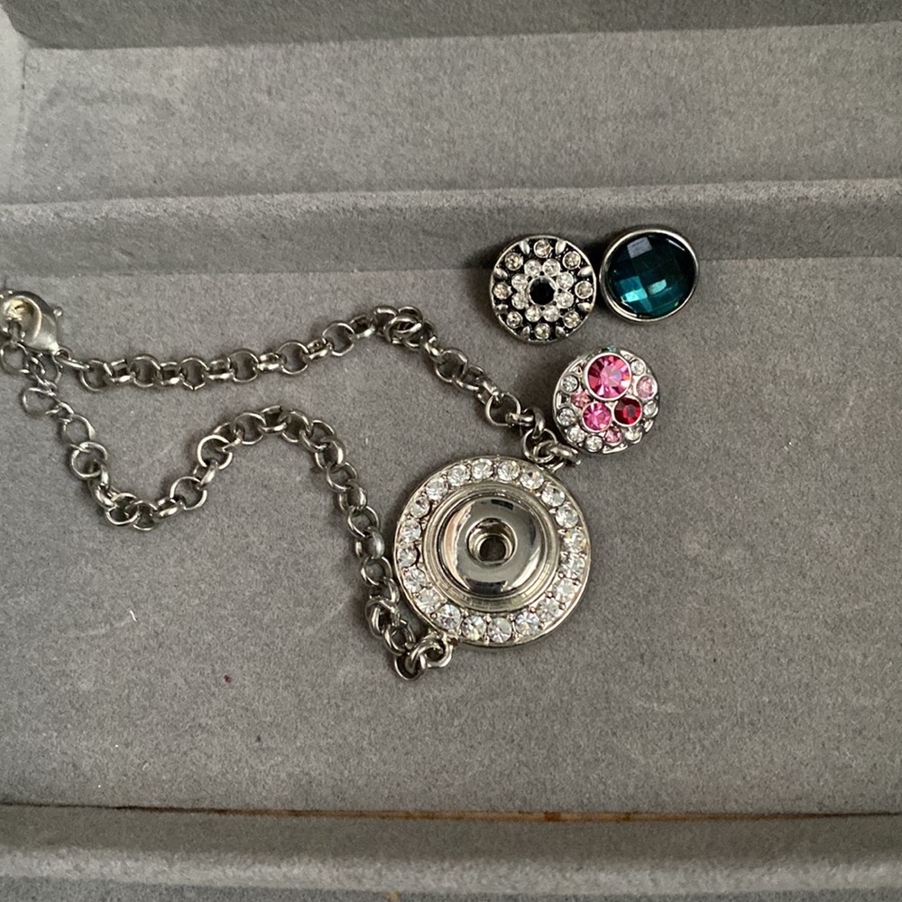 Interchangeable snap dot fashion jewelry bracelet and 3 snaps included